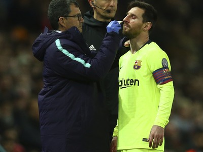 Lionel Messi v opatere lekára po tvrdom súboji s Chrisom Smallingom