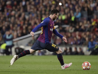 Lionel Messi tesne pred strelením tretieho gólu Barcelony