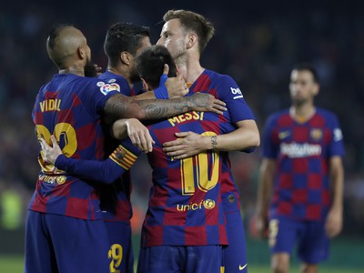 Lionel Messi sa raduje so spoluhráčmi