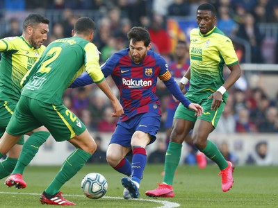 Lionel Messi sa snaží prekľučkovať cez hradbu tiel