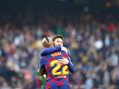Lionel Messi v objatí s Arturom Vidalom