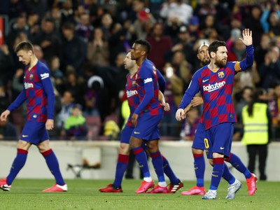 Messi oslavuje gól so spoluhráčmi 
