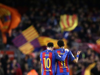 Lionel Messi oslavuje svoj gól, vpravo jeho spoluhráč Neymar