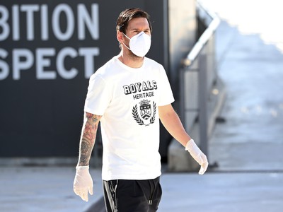 Lionel Messi s ochranným rúškom a rukavicami prichádza do tréningového kempu v Barcelone