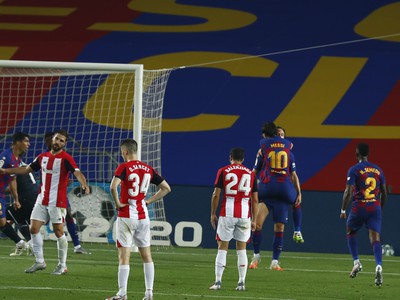 Lionel Messi a Ivan Rakitič oslavujú gól Barcelony