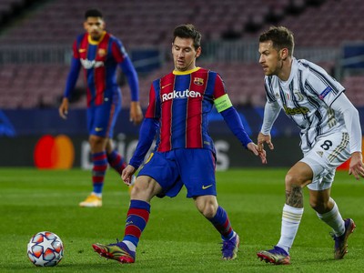 Hráč Barcelony Lionel Messi (vľavo) kope do lopty pri Aaronovi Ramseymu z Juventusu
