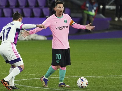 Lionel Messi (v ružovom)