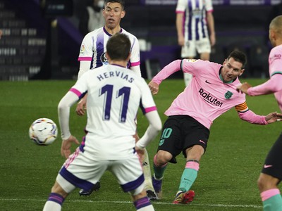 Lionel Messi (v ružovom)