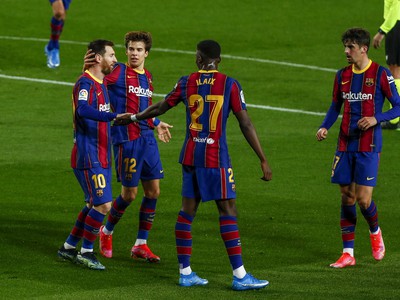 Lionel Messi oslavuje so spoluhráčmi úvodný gól z penalty do bránky PSG 