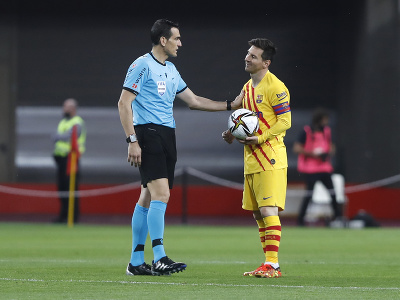 Lionel Messi a rozhodca Martínez Munuera