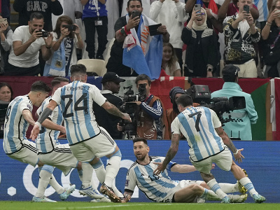 Lionel Messi oslavuje so spoluhráčmi úvodný penaltový gól