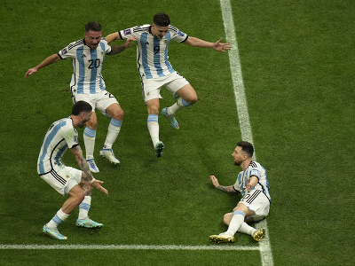 Lionel Messi so spoluhráčmi oslavuje úvodný penaltový gól