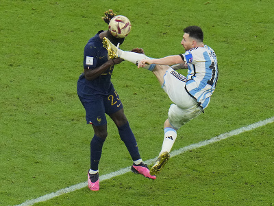 Eduardo Camavinga a Lionel Messi v tvrdom súboji o loptu