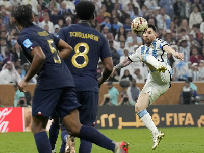 Lionel Messi vo výskoku