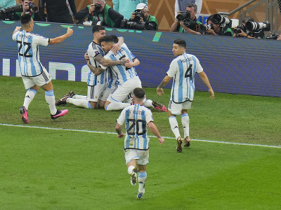 Lionel Messi oslavuje gól so spoluhráčmi