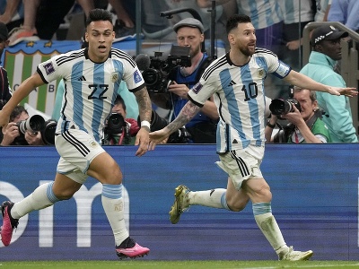 Lionel Messi (vpravo) oslavuje gól