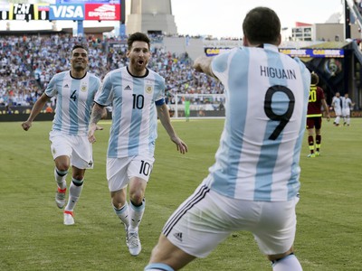 Hráči Argentíny oslavujú gól
