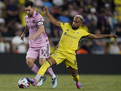 Lionel Messi (v ružovom) bojuje o loptu