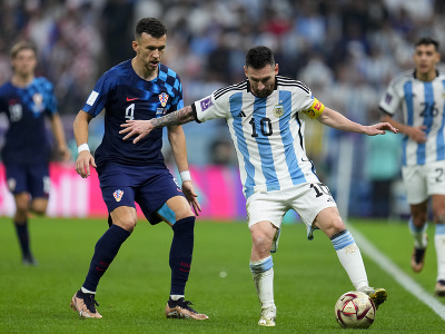 Ivan Perišić a Lionel Messi v súboji o loptu
