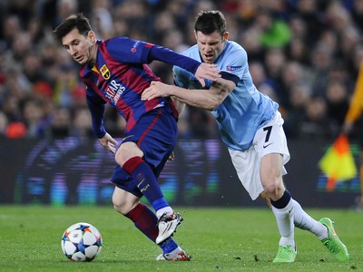 Lionel Messi a James Milner v súboji o loptu