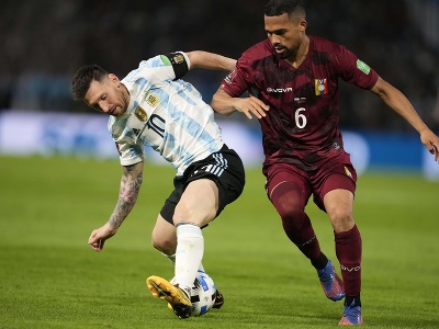 Lionel Messi a Yangel Herrera v súboji