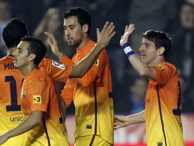 Messi so spoluhráčmi oslavuje