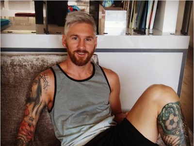 Lionel Messi si prefarbil vlasy na blond