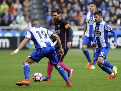 Lionel Messi v súboji s hráčmi Deportivo La Coruňa
