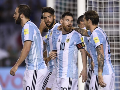 Lionel Messi sa s ostatnými teší z víťazstva