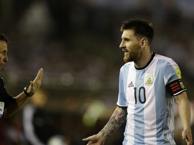 Lionel Messi v rozhovore s rozhodcom Sandrom Riccim