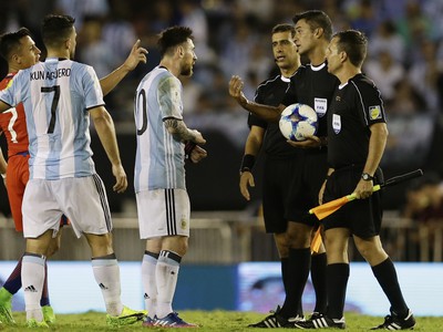 Futbalista Argentíny Lionel Messi v rozhovore s hlavným rozhodcom Sandrom Riccim