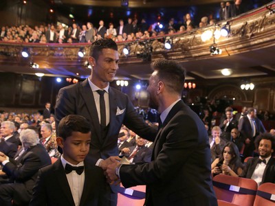 Lionel Messi gratuluje Cristianovi Ronaldovi
