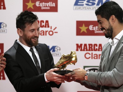 Lionel Messi prebral Zlatú kopačku od Luisa Suáreza