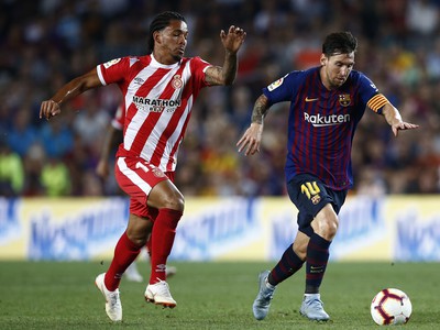 Lionel Messi (vľavo) z FC Barcelony a Douglas Luiz z Girony