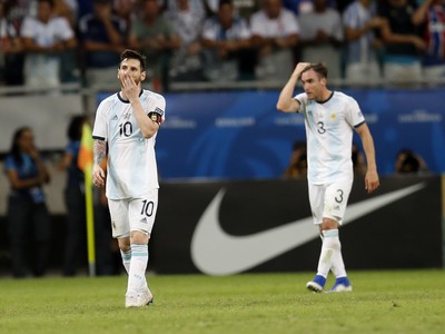 Sklamaný Lionel Messi (v popredí)