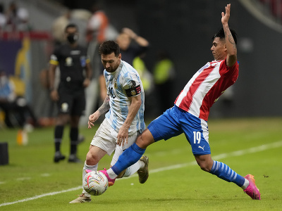 Lionel Messi s loptou obchádza protihráča