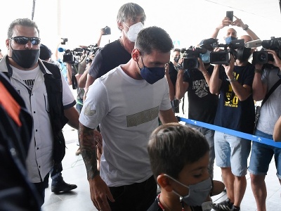Lionel Messi je už v Paríži, kde by mal skompletizovať prestup do PSG