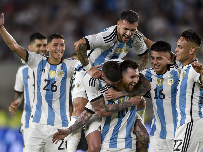 Futbalisti Argentíny sa tešia z gólu Lionela Messiho