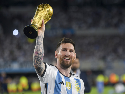 Lionel Messi s trofejou pre Majstrov sveta vo futbale