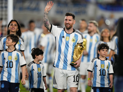 Lionel Messi s rodinou a trofejou pre Majstrov sveta vo futbale