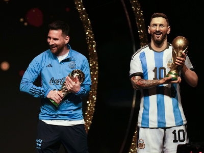 Vysmiaty Lionel Messi po boku svojej sochy v životnej veľkosti