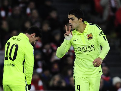 Lionel Messi a gól oslavujúci Luis Suárez (9)