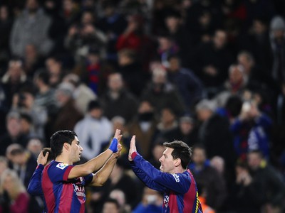 Lionel Messi a Luis Suárez oslavujú gól Barcelony