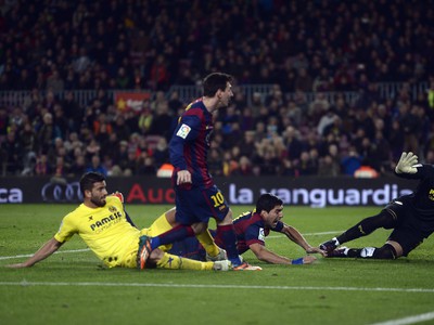 Lionel Messi a Luis Suárez pred bránkou Villarrealu