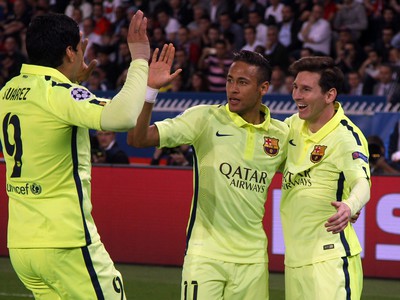 Luis Suárez (9), Neymar a Lionel Messi oslavujú gól Barcelony