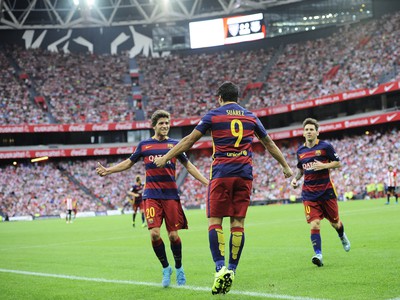 Luis Suárez (9) so spoluhráčmi oslavuje víťazný gól Barcelony