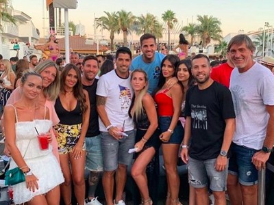 Lionel Messi s priateľmi a spoluhráčmi na dovolenke