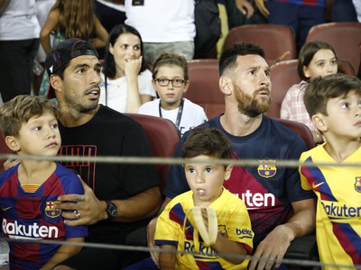 Lionel Messi a Luis Suárez so synmi na zápase Baracelony 