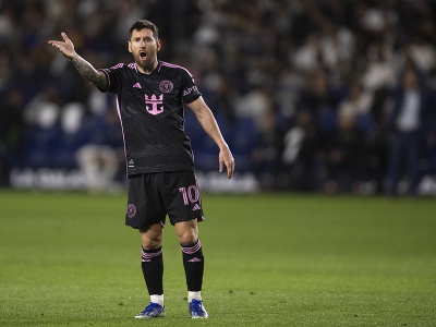 Lionel Messi gestikuluje počas zápasu