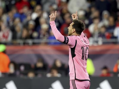 Lionel Messi oslavuje gól do siete slovenského brankára Henricha Ravasa